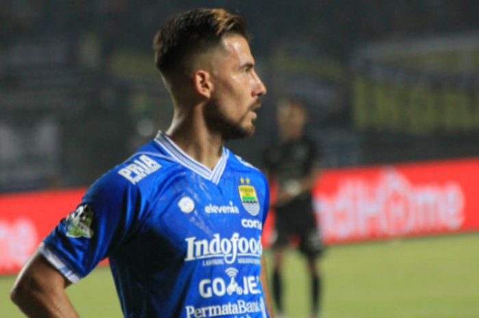  Penyerang Persib Bandung asal Argentina, Jonathan Bauman saat melawan PSIS Semarang pada pekan ke-14 Liga 1 2018 di Stadion Gelora Bandung Lautan Api, Minggu (8/7/2018).  