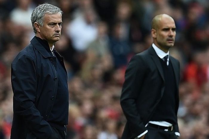 Manajer Manchester United, Jose Mourinho (kiri), dan Manajer Manchester City, Josep Guardiola, menyaksikan laga Derbi Manchester dari sisi lapangan, di Stadion Old Trafford, 10 September 2016.