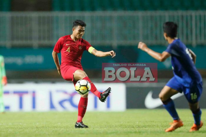 Kapten timnas u-19 Indonesia, Nurhidayat Haji Harris, beraksi pada laga kontra Thailand di ajang PSS