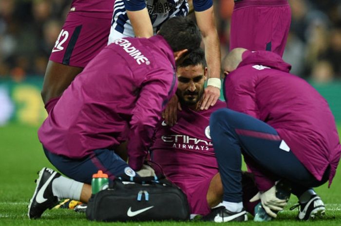 Ilkay Guendogan mendapat perawatan tim medis setelah mendapat tekel dari Claudio Yakob di pertandingan babak ketiga Piala Liga Inggris melawan West Bromwich Albion di  The Hawthorns, Rabu (20/9/2017) waktu setempat.