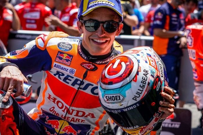 Marc Marquez (Repsol Honda) saat memamerkan baju balapnya yang lecet di bagian lutut usai melakoni sesi kualifikasi MotoGP Catalunya 2018, Sabtu (16/6/2018).