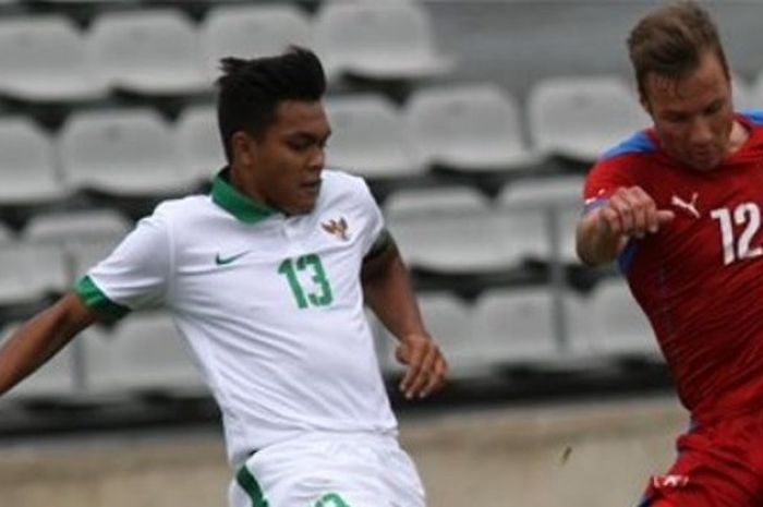 Pemain belakang Timnas U-19 Indonesia, Rachmat Irianto, coba menghalau pergerakan pemain Republik Ceska pada laga Toulon Tournament 2017 di Stadion Parsemain, Sabtu (3/6/2017).