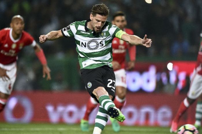 Gelandang Sporting CP, Adrien Silva, mencetak gol pada laga Liga Portugal kontra Benfica di Jose Alvalade Stadium, Lisbon, 22 April 2017.