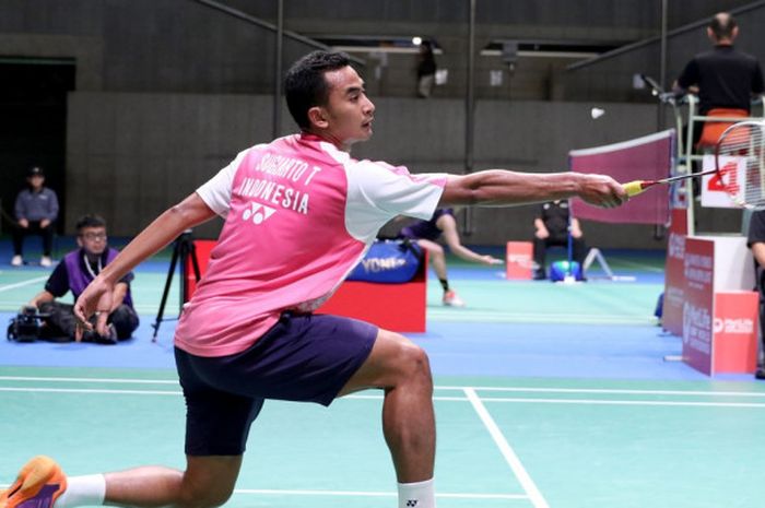 Pebulu tangkis tunggal putra Indonesia, Tommy Sugiarto, saat menjalani laga melawan Lee Chong Wei (Malaysia) pada babak kedua turnamen Jepang Terbuka di Tokyo Metropolitan Gymnasium, Kamis (21/9/2017). Tommy kalah dengan skor 20-22, 17-21.