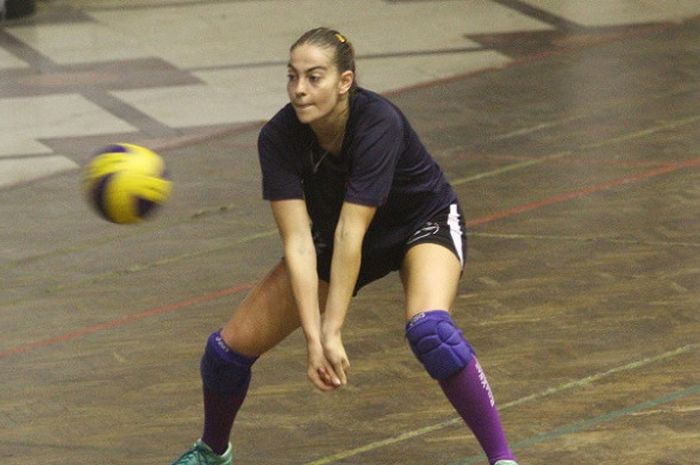 Pebola voli putri asal Italia, Veronica Angeloni, menjalani latihan dengan Gresik Petrokimia pada Proliga 2017 di GOR Tridarma, Gresik.