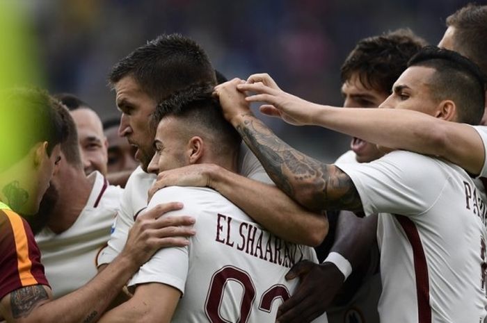 Para pemain AS Roma merayakan gol Stephan El Shaarawy ke gawang Chievo Verona pada partai Serie A - kasta teratas Liga Italia - di Stadion Marc'Antonio Bentegodi, Sabtu (20/5/2017).