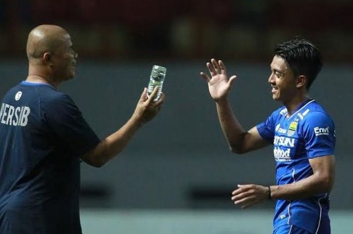 Penyerang Persib, Febri Hariyadi (kanan) dan asisten pelatih Herrie Setyawan saat timnya bersua Bhayangkara FC pada laga TSC 2016 di Stadion Wibawa Mukti, Cikarang, Kab Bekasi, 12 Oktober 2016. 