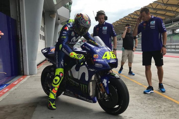 Valentino Rossi saat beraksi di tes pramusim MotoGP 2018 di Sirkuit Sepang, Malaysia, Minggu (28/1/2018).