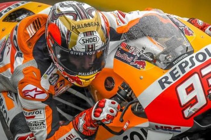 Pebalap MotoGP, Marc Marques, mengenakan helm merek Shoei. 