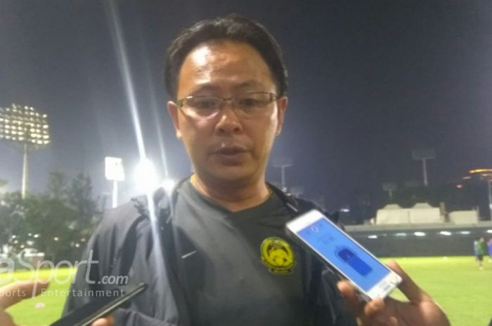 Pelatih timnas U-23 Malaysia, Ong Kim Swee menjawab pertanyaan wartawan di Lapangan ABC, Senayan, Jakarta, Rabu (22/8/2018).