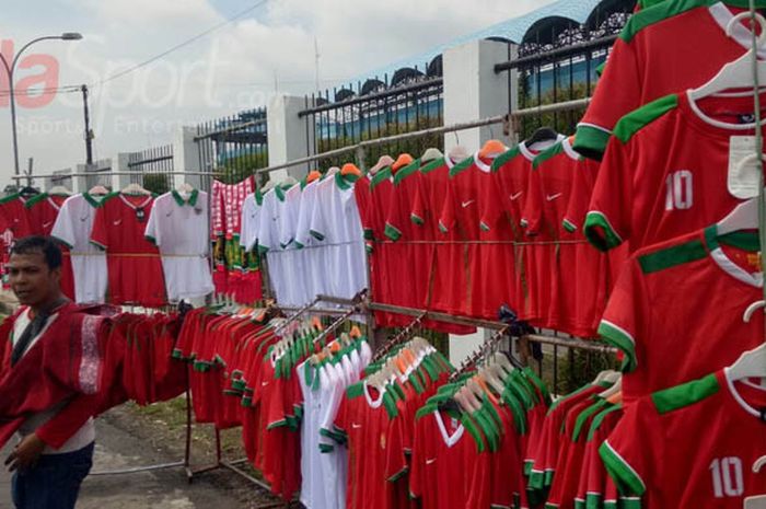 Suasana Stadion Maguwoharjo, Sleman menjelang laga Indonesia Selection vs Timnas Islandia yang dipenuhi penjual jersey, Rabu (10/1/2018).