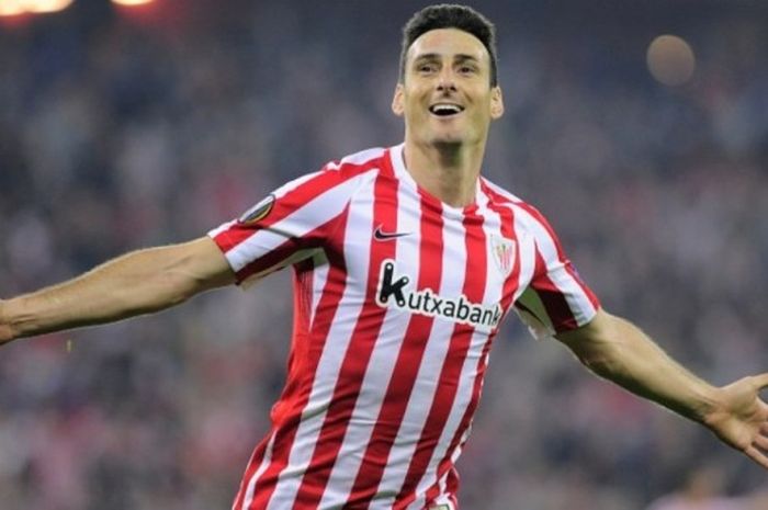 Penyerang Athletic Bilbao, Aritz Aduriz, merayakan golnya ke gawang KRC Genk dalam partai Liga Europa di San Mames, Bilbao, 3 November 2016.