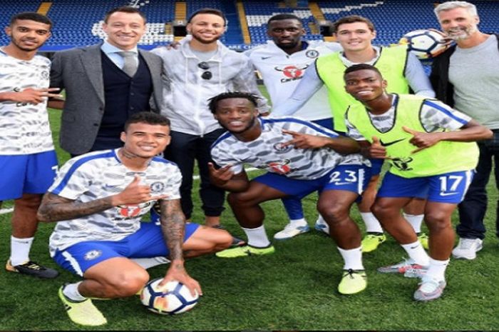 Bintang NBA, Stephen Curry (berdiri ke-3 dari kiri) berpose dengan beberapa pemain Chelsea di Stamford Bridge, London pada Minggu (17/9/2017).