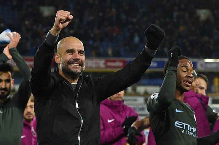 Manajer Manchester City, Josep Guardiola (kedua dari kiri), merayakan kemenangan atas Huddersfield Town dalam laga Liga Inggris di Stadion John Smith's, Huddersfield, pada 26 November 2017.