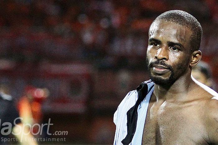 Ekspresi striker Madura United, Greg Nwokolo, seusai laga melawan Persija Jakarta dalam laga pekan ke-21 Liga 1 di Stadion Gelora Ratu Pamellingan Pamekasan, Jawa Timur, Senin (21/08/2017) malam.