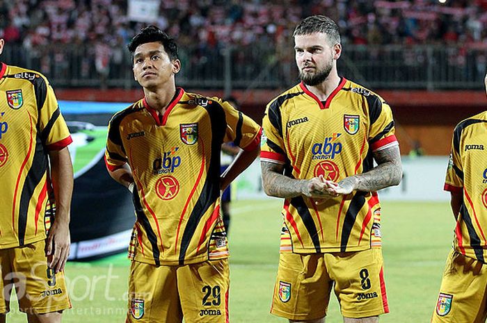 Pemain Mitra Kukar (kiri-kanan): Fernando Rodrigues Ortega, Septian David Maulana, Danny Sean Guthrie, dan Dedy Hartono, berpose menjelang dimulainya laga pekan ke-21 Liga 1 2018 melawan Madura United di Stadion Gelora Ratu Pamelingan Pamekasan, Jawa Timur, Kamis (13/09/2018) malam.