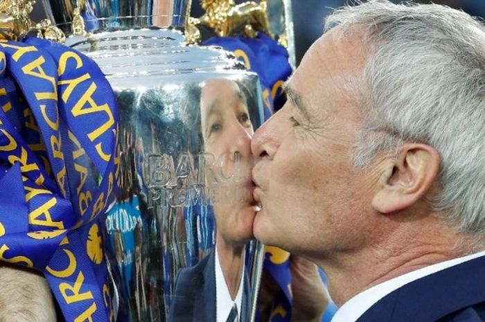 Claudio Ranieri saat menjuarai Liga Inggris bersama Leicester City. Ranieri jadi calon terkuat menukangi timnas Italia setelah federasi memecat Luciano Spalletti.