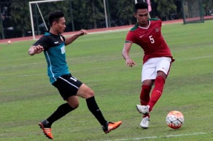 Bek timnas U-19, Bagas Adi Nugroho berusaha melewati pemain UNY FC pada uji coba di Stadion UNY, Yogyakarta pada Selasa (16/8/2016) sore. 