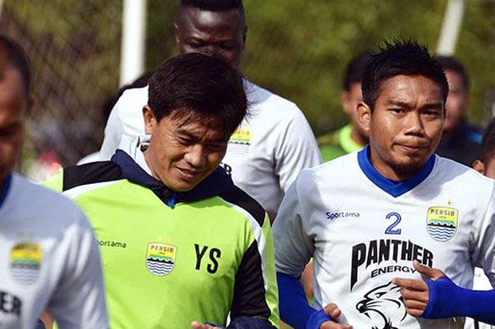 Pelatih fisik Persib, Yaya Sunarya, saat berlatih bersama tim.