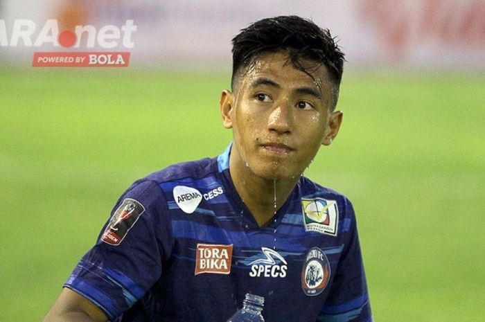  Gelandang Arema FC, Hanif Sjahbandi, menyegarkan badan dengan menyiramkan air ke wajah saat melakoni laga babak 8 besar Piala Presiden 2017 melawan Sriwijaya FC di Stadion Manahan Solo, Jawa Tengah, Minggu (26/02/2017). 