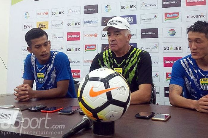 Pelatih Persib Bandung, Mario Gomez ditemani dua pemainnya Indra Mustafa (kiri) dan Oh In-Kyun (kanan) seusai pertandingan kontra Mitra Kukar di Stadion GBLA, Kota Bandung, Minggu (8/4/2018).