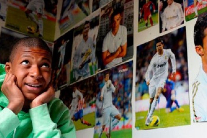 Kylian Mbape di kamar tidurnya saat masih kecil. Dia fan berat Real Madrid dan mengidolakan Cristiano Ronaldo.