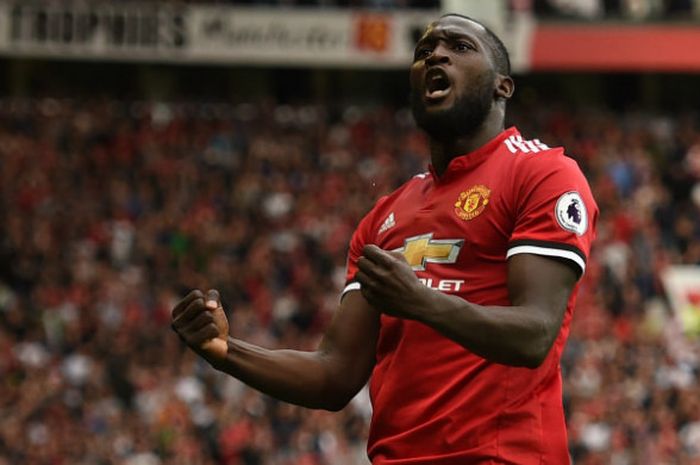 Striker Manchester United, Romelu Lukaku, melakukan selebrasi seusai menjebol gawang West Ham United di Old Trafford, Minggu (13/8/2017)