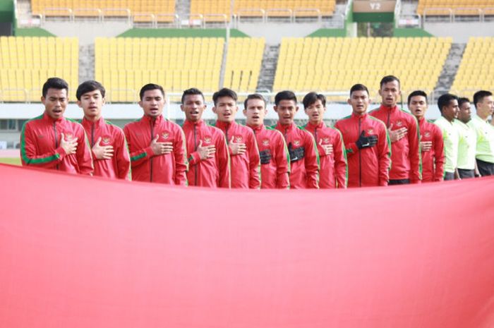 Gelandang timnas U-19 Indonesia, Muhammad Luthfi Kamal Baharsyah (kedua dari kiri), saat mengumandangkan lagu Indosesia Raya dalam laga pertama Grup F Kualifikasi Piala Asia U-19 2018 kontra Brunei di Paju Public Stadium, Korea Selatan, Selasa (31/10/2017) siang WIB.