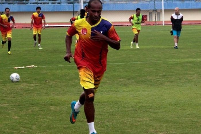  Eks winger timnas Indonesia, Elie Aiboy, salah satu pesepak bola yang berpartisipasi pada Charity Game 2016 di Solo dan Sleman. 