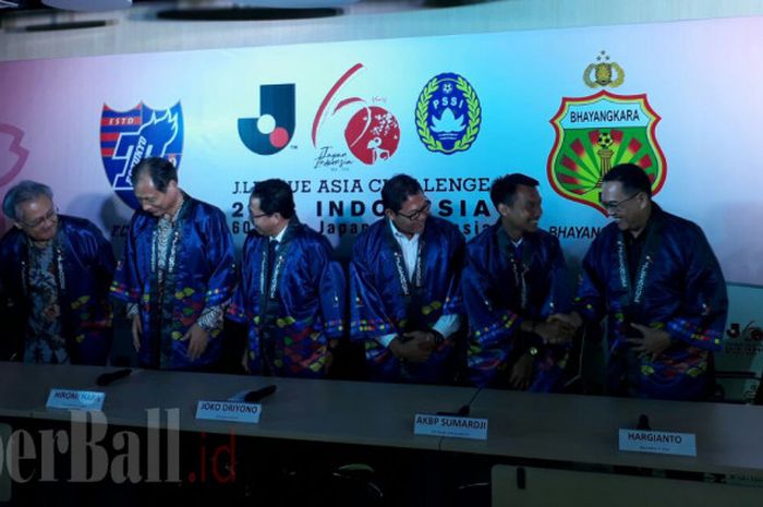 Jumpa pers rencana pertandingan persahabatan Bhayangkara FC melawan FC Tokyo di Kantor PSSI, Kuningan, Jakarta Selatan, Selasa (16/1/2018)