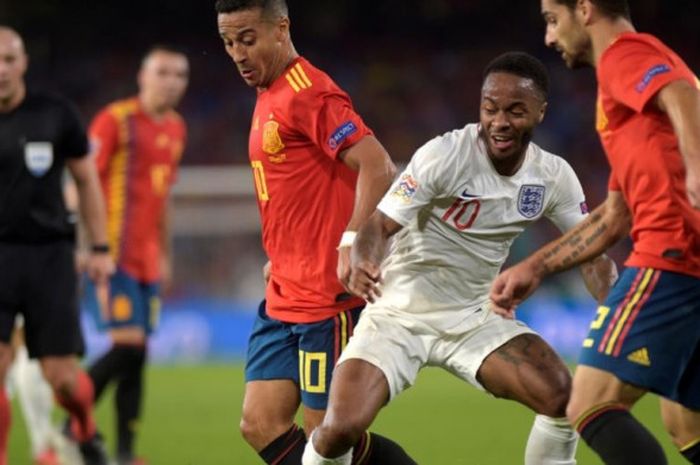 Raheem Sterling (tengah) diapit pergerakannya oleh Thiago Alcantara (kiri) dan Jonny dalam partai UEFA Nations League antara timnas Spanyol kontra Inggris di Benito Villamarin, Sevilla, 15 Oktober 2018.