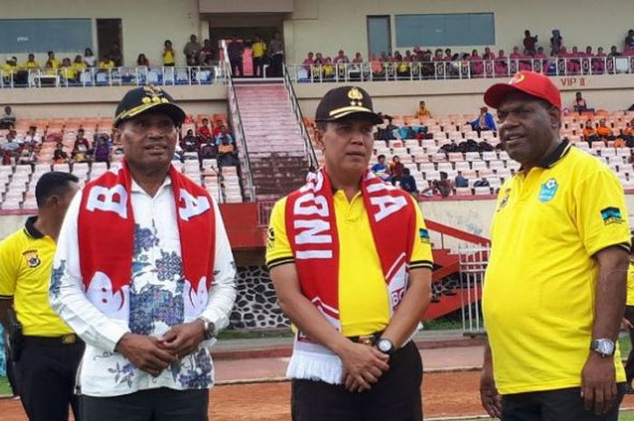 Walikota Jayapura, Benhur Tomi Mano, Kapolda Papua, Irjen Boy Rafli Amar, dan Kadispora Papua, Yusuf Yambe (dari kiri ke kanan) di Stadion Mandala, Jayapura, Kamis (14/12/2017).