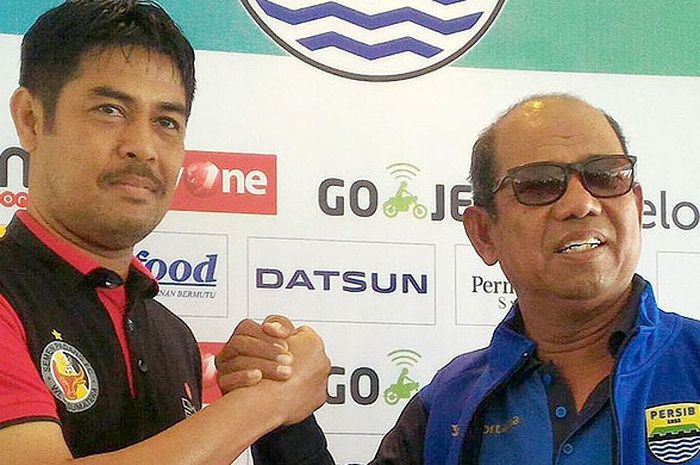 Pelatih Semen Padang FC, Nilmaizar (kiri), berjabat tangan dengan pelatih Persib Bandung Emral Abus, dalam konfrensi pers menjelang laga pekan ke-23 Liga 1 di Stadion Si Jalak Harupat, Bandung, Sabtu (9/9/2017).