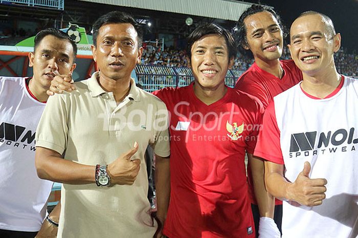 Para pendukung laga Tribute Choirul Huda (kiri-kanan): Valentino (komentator), Widodo C Putro (pelatih Bali United), Ahmad Bustomi (gelandang Arema FC, FX Yanuar (mantan Persela Lamongan), Kurniawan Dwi Yulianto (mantan pemain timnas Indonesia), berpose menjelang dimulainya laga yang digelar di Stadion Surajaya Lamongan, Jawa Timur, Rabu (15/11/2017) malam.