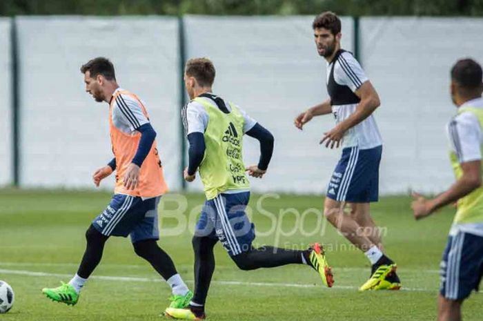 Lionel Messi (kiri) tengah menjalani sesi latihan bersama skuat timnas Argentina di Bronnitsy Training Center, Moscow Oblast, pada Senin, 11 Juni 2018.