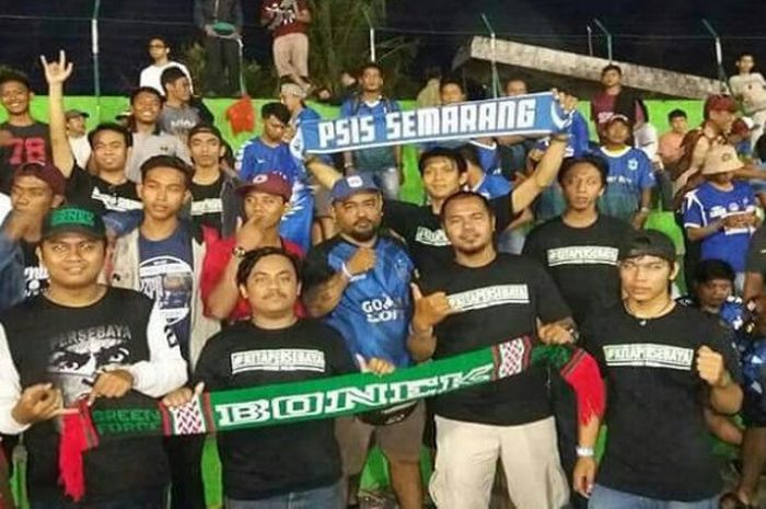 Bonek, K-conk Mania, dan Snex terlihat bersaama saat laga PSM Makassar Vs PSIS Semarang di Stadion Andi Mattalatta, Minggu (25/3/2018).