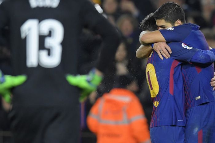 Lionel Messi merayakan golnya dengan Luis Suarez saat Barcelona bertanding melawan Girona di Camp Nou, Minggu (25/2/2018).