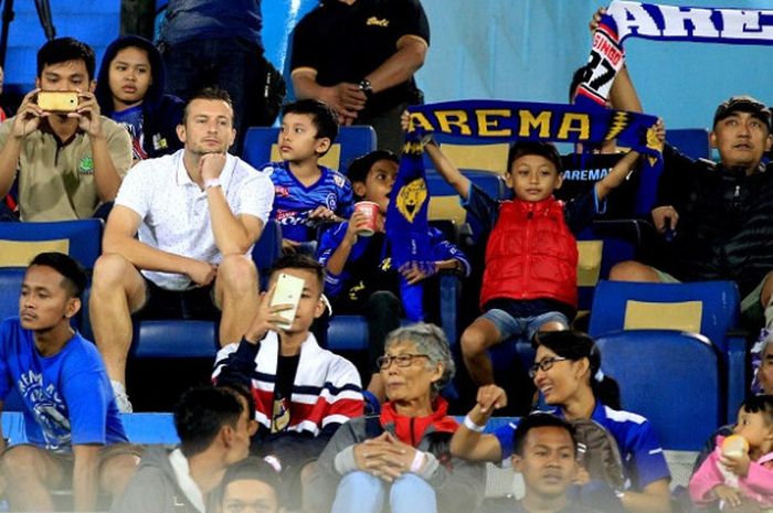 Para suporter Arema FC menyaksikan klub mereka bertanding di Liga 1 2018.