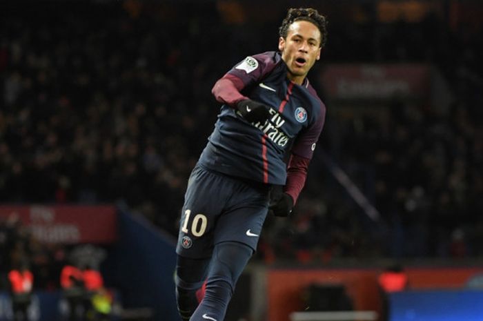 Striker Paris Saint-Germain, Neymar, merayakan gol yang dia cetak ke gawang Dijon dalam laga Liga Prancis di Stadion Parc des Princes, Paris, pada 17 Januari 2018.