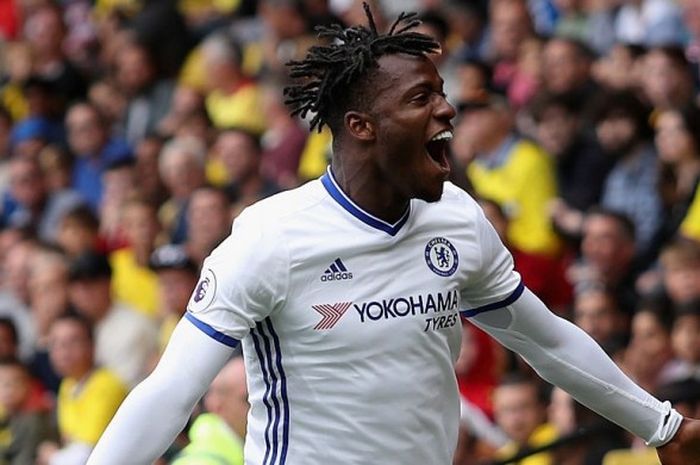 Penyerang Chelsea, Michy Batshuayi, merayakan gol yang dia cetak ke gawang Watford dalam laga Premier League di Stadion Vicarage Road, Watford, Inggris, 20 Agustus 2016.