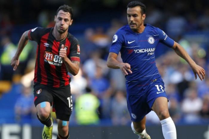 Adam Smith (kiri) berupaya mempertahankan bola dari kejaran Pedro Rodriguez dalam partai Liga Inggris antara Chelsea kontra Bournemouth di Stamford Bridge, London, 1 September 2018.