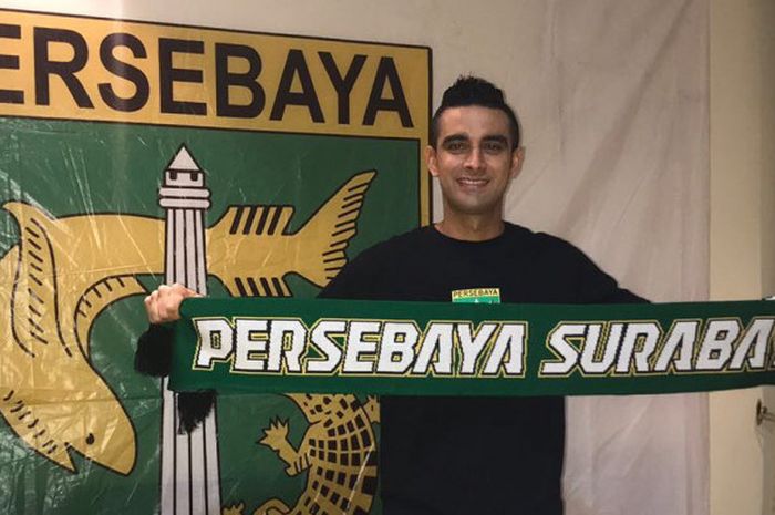 Otavio Dutra Membentangkan Syal Persebaya Saat Tanda Tangan Kontrak Bersama Tim Bajol Ijo.