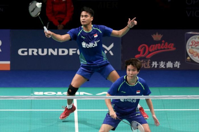 Pasangan ganda campuran Indonesia, Tontowi Ahmad/Liliyana Natsir, saat menghadapi Zhang Nan/Li Yinhui (China) pada babak perempat final turnamen Denmark Terbuka di Odense Sports Park, Jumat (20/10/2017).