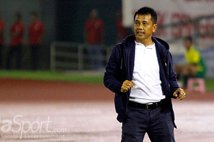 Pelatih Persis Solo, Jafri Sastra, mengamati laga antara Persis Solo melawan Semen Padang dalam laga Liga 2 2018 di Stadion Manahan, Solo, Senin (23/4/2018).