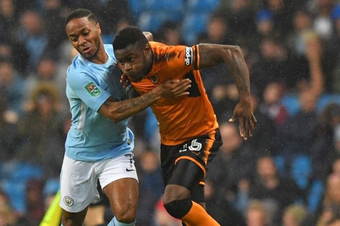 Striker Wolverhampton Wanderers, Bright Enobokhare (kanan), berduel dengan gelandang Manchester City, Raheem Sterling, dalam laga babak keempat Piala Liga Inggris di Stadion Etihad, Manchester, pada 24 Oktober 2017.