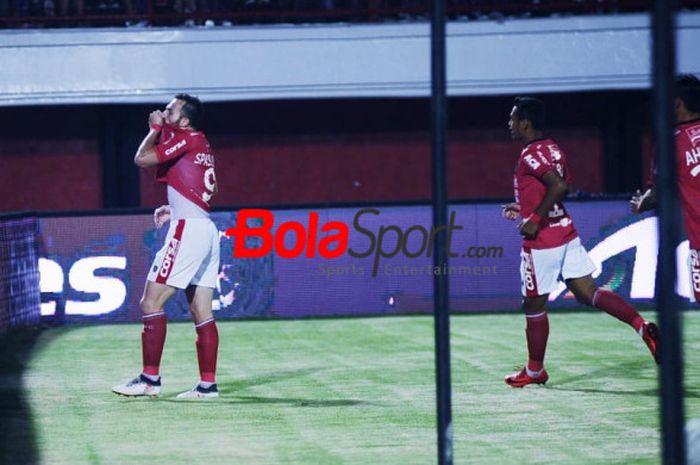 Striker Bali United, Ilija Spasojevic merayakan gol yang dicetaknya ke gawang PSM Makassar pada laga pekan ke-15 Liga 1 2018 di Stadion Kapten I Wayan Dipta, Gianyar, 11 Juli 2018. 