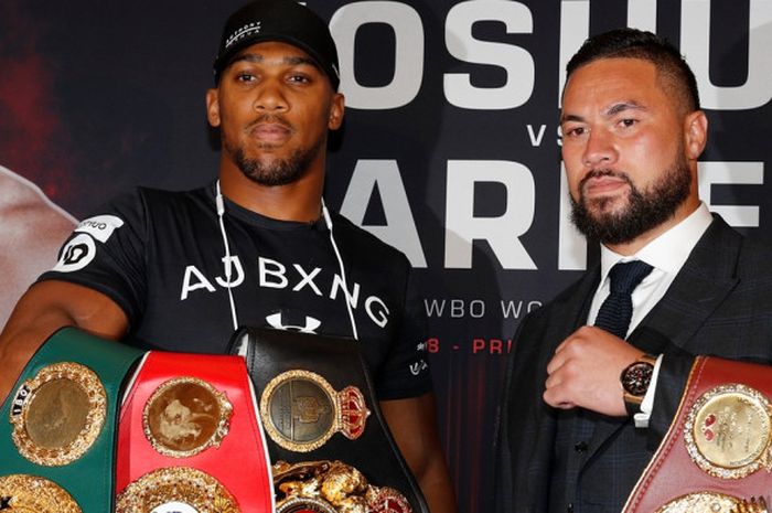 Petinju kelas berat asal Inggris, Anthony Joshua (kiri), dan petinju kelas berat asal Selandia Baru, Joseph Parker (kanan), berpose dengan sabuk juara yang mereka miliki masing-masing pada acara konferensi pers pertama di London, Inggris, 16 Januari 2018.