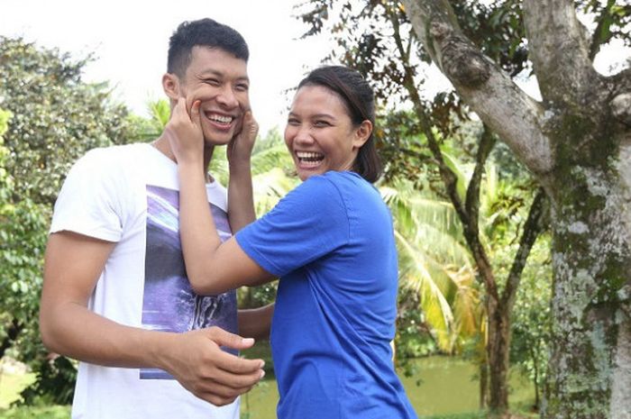 Pebola voli nasional, Aji Maulana dan Nandita Ayu Salsabila, berpose di sela-sela pelatnas SEA Games 2017 di Padepokan Voli Sentul, Bogor, Jawa Barat, Kamis (6/7/2017).