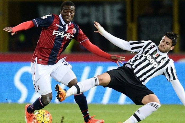 Aksi gelandang Bologna, Amadou Diawara (kiri), merebut bola dari penyerang Juventus, Alvaro Morata, 