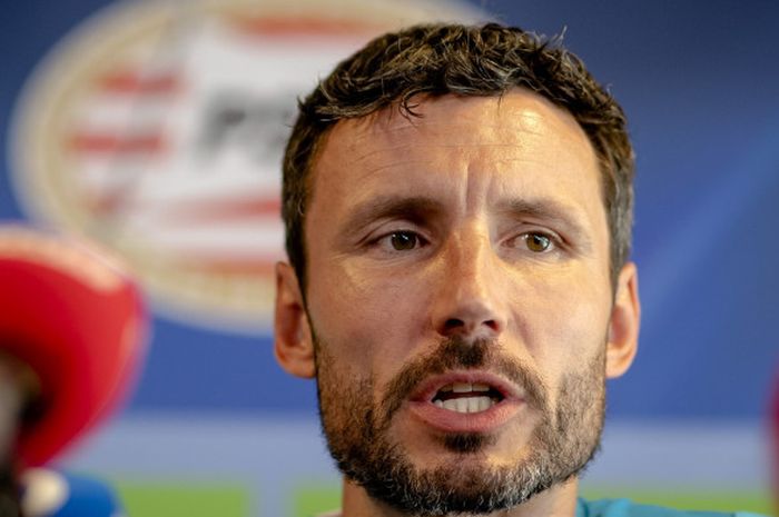 Pelatih Mark van Bommel berbicara kepada pers sebelum sesi latihan pertamanya sebagai arsitek tim PSV Eindhoven, 28 Juni 2018.